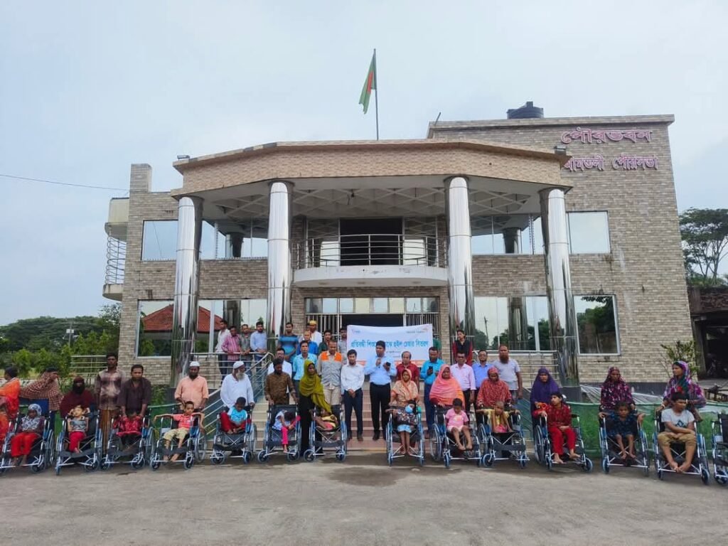 আমতলীতে প্রতিবন্ধীদের মাঝে হুইল চেয়ার বিতরণ।