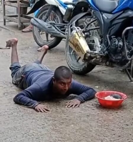 কুষ্টিয়ায় হৃদয়হীন শহর,নাকি অসহায় ব্যবস্থা? বৃষ্টিতে ভিজে প্রতিবন্ধীর বেঁচে থাকার সংগ্রাম।