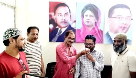 কুষ্টিয়ার পরিমল থিয়েটারের পক্ষ থেকে আখতারুজ্জামান কাজল মাজমাদার কে, ফুলের শুভেচ্ছা ও অভিনন্দ