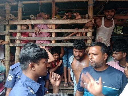 ফকিরহাটে চাঁদাবাজীর অভিযোগে দুই যুবককে গণধোলাইয়ের পর পুলিশের হাতে সোপর্দ