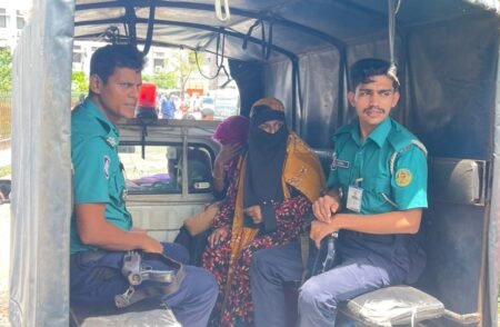 খুলনায় স্বর্ণের চেইন ছিনতাইয়ের চেষ্টাকালে দুই নারী আটক