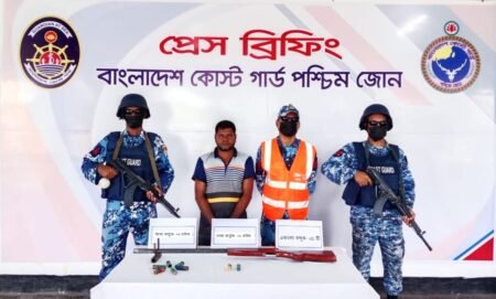 সুন্দরবনে কোস্টগার্ডের অভিযানে ডাকাত সহযোগী আটক