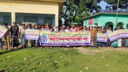 মোল্লাহাটে চেয়ারম্যান অপসারণ দাবিতে মানববন্ধন