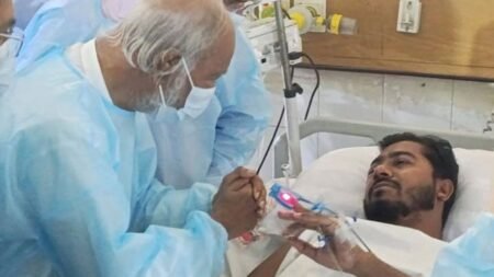 নুরকে দেখতে ঢামেক হাসপাতালে বিএনপি নেতা মঈন খান