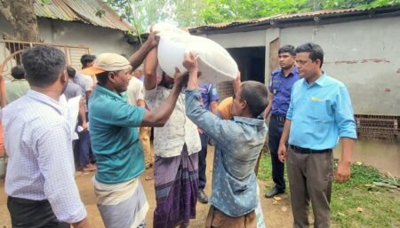 ঠাকুরগাঁওয়ে কৃষকদের মাঝে জব্দকৃত এক ট্রাক সার বিতরণ