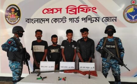 সুন্দরবনে কোস্ট গার্ডের অভিযানে ডাকাতসহ আটক ৬