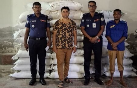 আমতলীতে অবৈধভাবে মজুদ সার জব্দ