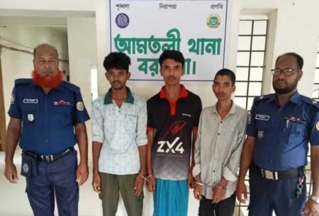 আমতলীতে কিশোর গ্যাংয়ের ৩ সদস্যসহ তালাকপ্রাপ্ত স্ত্রী গ্রেফতার