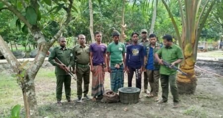 সুন্দরবনে ৩ জেলে আটক কাঁকড়া ও নৌকা জব্দ