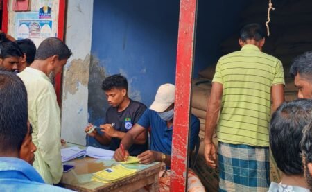 শ্যামনগরে খাদ্য সহায়তা কর্মসূচিতে অনিয়ম, ডিলার পরিবর্তনের দাবি এলাকাবাসীর