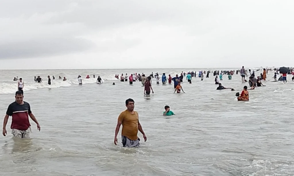 কুয়াকাটায় বৈরী আবহাওয়ার মাঝেই পর্যটকদের বাঁধভাঙা উল্লাস