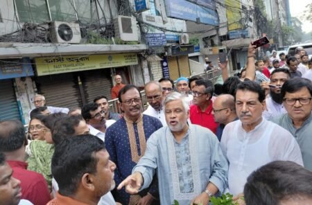 মতিঝিলে শহীদ জেহাদ স্কয়ারে বিএনপির পুষ্পমাল্য অর্পণ