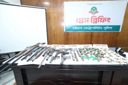 পুলিশের যৌথ অভিযানে মাদক ও অস্ত্র আটক ৩