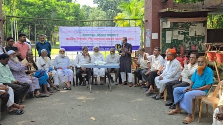 অবসরপ্রাপ্ত শ্রমিক-কর্মচারীদের বকেয়া গ্র্যাচুইটি পরিশোধের দাবিতে কুষ্টিয়ায় মানববন্ধন