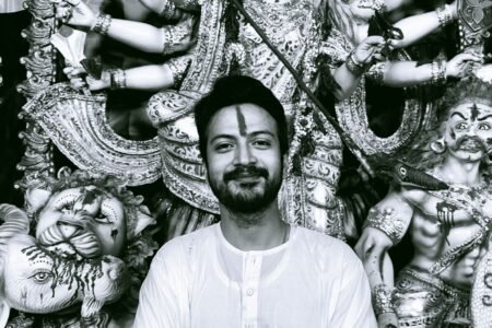 বিজয়া শুভেচ্ছায় ট্রলের শিকার ইয়াশ, পাশে সহকর্মী–ভক্তরা