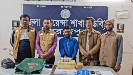 পিরোজপুরে ডিবি পুলিশের অভিযানে ৬০ হাজার ইয়াবা উদ্ধার এক যুবক আটক