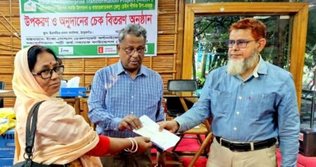 পরিবেশবান্ধব নিরাপদ সবজি উৎপাদনের লক্ষ্যে ঠাকুরগাঁওয়ে চেক ও কৃষি উপকরণ বিতরণ