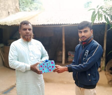 সাপ্তাহিক গণরায় পত্রিকার উদ্যোগে চেয়ারম্যান (প্যানেল-১) শামসুর রহমানকে উপহার