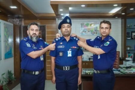 পদোন্নতি প্রাপ্ত পুলিশ সদস্যদের র্যাংক ব্যাজ পরিধান করালেন রাজশাহী পুলিশ সুপার