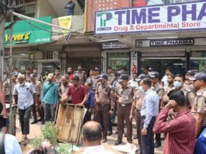 মিরপুরে ফুটপাত দখলমুক্তে ট্রাফিক বিভাগের বিশেষ অভিযান, জরিমানা ও আটক