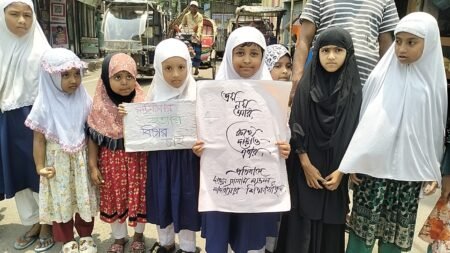 মদনগঞ্জে নীরব প্রতিবাদ—রামিসার ধর্ষণ ও হত্যার বিচার দাবিতে জনতার ঐক্য