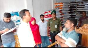 আদমদীঘিতে লাইসেন্স নবায়ন ছাড়া মৎস্য খাদ্য ভান্ডার পরিচালনা, তিন প্রতিষ্ঠানের মালিককে জরিমানা