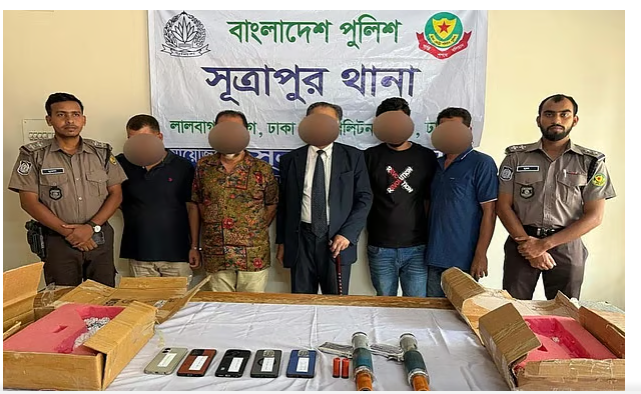 সূত্রাপুরে ব্যবসায়ীকে ফাঁসানোর ‘অস্ত্র নাটক’ নস্যাৎ, গ্রেফতার ৫