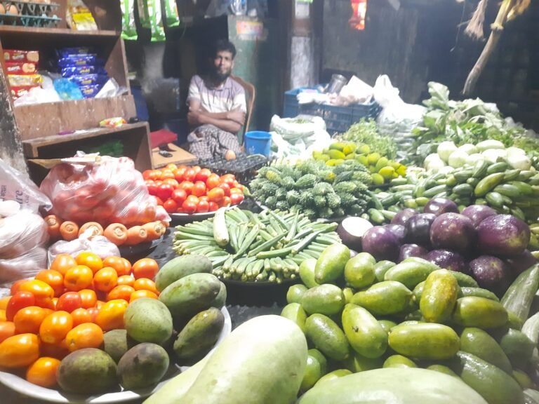 হকার উচ্ছেদ নয়, চাই পরিকল্পিত ও স্থায়ী সমাধান পুনর্বাসন, লাইসেন্স, ট্যাক্স ও কঠোর নিয়ন্ত্রণে হতে পারে ফুটপাত দখলমুক্ত রাখার কার্যকর পথ