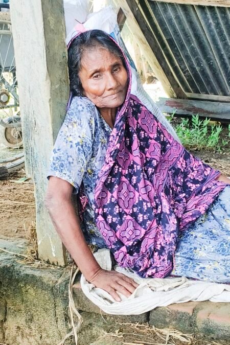 বয়সের ভারে নুয়ে পড়া অসুস্থ বৃদ্ধার দিন কাটে অনাহারে-অর্ধাহারে, দেখার নেই কেউ