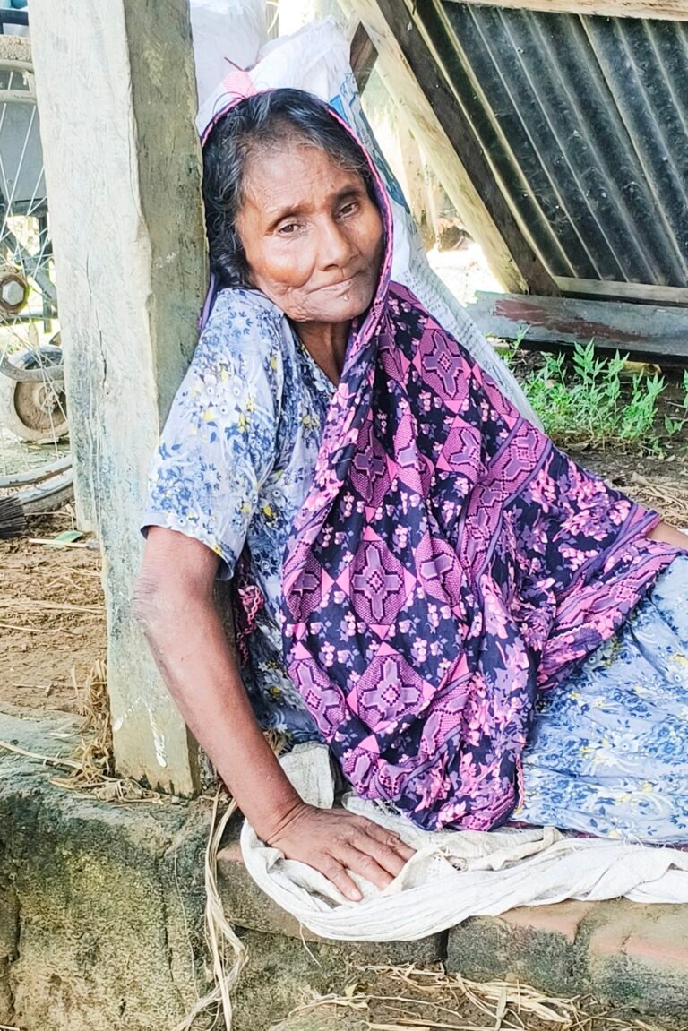 বয়সের ভারে নুয়ে পড়া অসুস্থ বৃদ্ধার দিন কাটে অনাহারে-অর্ধাহারে, দেখার নেই কেউ
