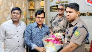 বংশাল থানার নতুন ওসিকে ফুলেল শুভেচ্ছা ও উষ্ণ অভিনন্দন