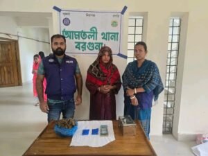 আমতলীতে পুলিশের অভিযানে ইয়াবা-গাঁজা উদ্ধার, গ্রেপ্তার নারী ও ১৬ বছরের কিশোর
