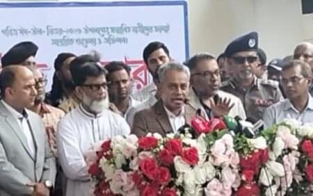 যাত্রীসেবার মান দেখতে কমলাপুর স্টেশন পরিদর্শনে রেলমন্ত্রী