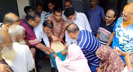 ঝিনাইদহে ঈদুল আজহা উপলক্ষে দুস্থদের মাঝে চাল বিতরণ